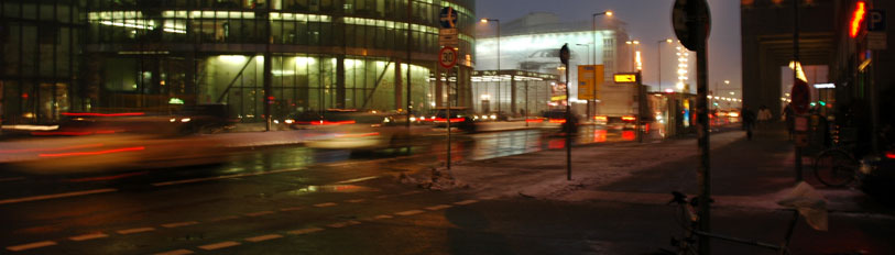 Street_by_night_Berlin.jpg